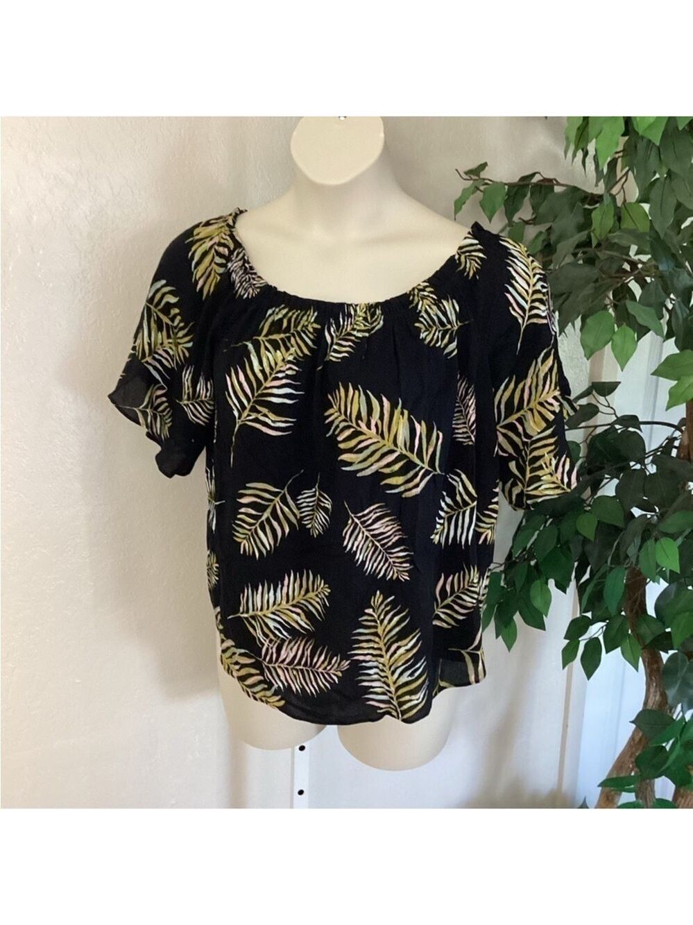 Maurice’s Tropical Print On or Off Shoulder top Woman’s size 1 elbow length